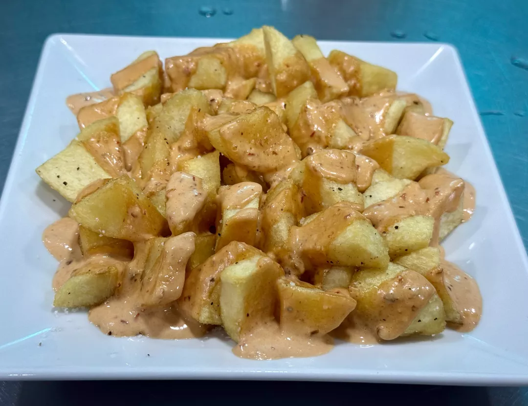 Papas bravas con salsa chipotle