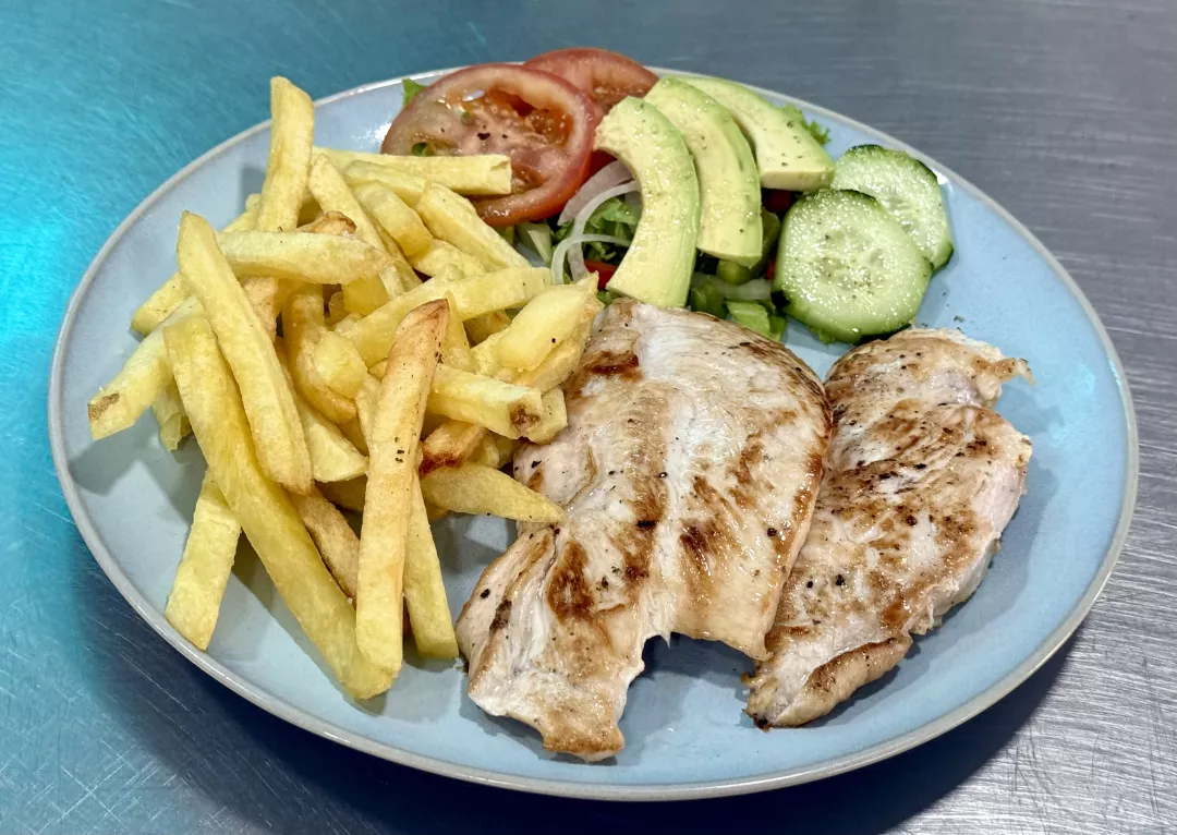 Pechuga a la plancha con papas y ensalada