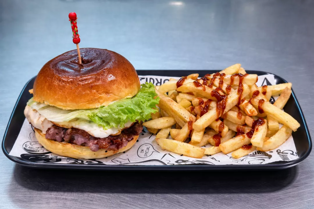 Hamburguesa de cochino negro